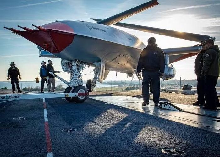Cần nhắc lại, MQ-25A Stingray là một loại máy bay không người lái cỡ lớn, thay vì vai trò trinh sát hay tấn công, nó được thiết kế để tiếp nhiên liệu cho chiến đấu cơ khi hoạt động trên không.