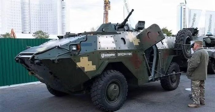 BRDM-2 có trọng lượng 7,7 tấn, chiều dài 5,75 m, chiều rộng 2,37 m, chiều cao 2,31 m. Giáp của xe có độ dày 14 mm ở phần mũi, 10 mm xung quanh và phía trước tháp pháo, 7 mm hai bên hông và phần sau cũng như nóc tháp pháo, 5 mm ở phần thân trên.