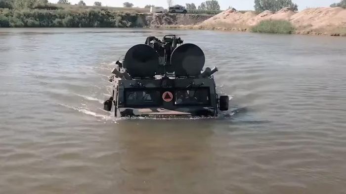 Kíp chiến đấu trên xe bao gồm 5 người - chỉ huy, lái xe kiêm thợ máy, người vận hành hệ thống tình báo và liên lạc, người điều khiển vũ khí và người điều khiển thiết bị từ xa.