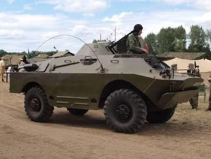 Trong khi đó BRDM-2 là dòng thiết giáp trinh sát có khả năng lội nước do Liên Xô chế tạo từ năm 1962 đến năm 1989 với số lượng 7.200 chiếc nhằm thay thế cho phiên bản BRDM-1 tính năng còn nhiều hạn chế, BRDM-2 còn có tên định danh khác là BTR-40PB.