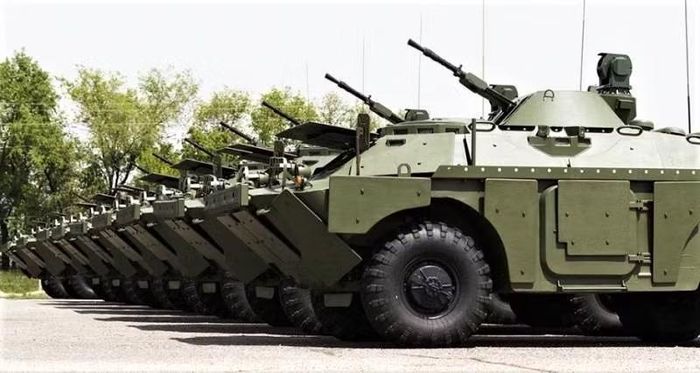 Kíp chiến đấu của BRDM-2 bao gồm 4 người: lái chính, lái phụ, trưởng xe và xạ thủ, do được thiết kế thuần túy cho nhiệm vụ trinh sát chiến trường cho nên BRDM-2 không có khả năng chở quân.