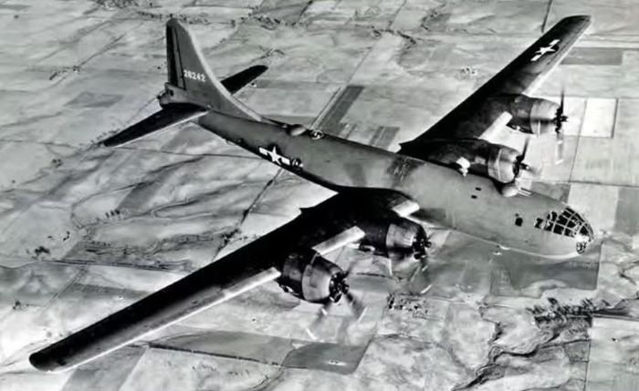 Đến đầu năm 1945, Thiếu tướng Curtis LeMay, tư lệnh XXI Bomber Command, quyết định thay đổi căn bản cách sử dụng B-29.