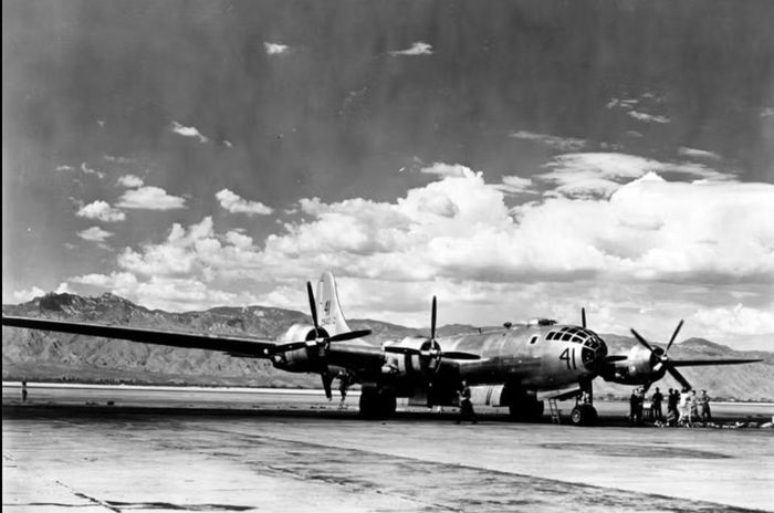 Trong đêm 9-10/3/1945, 334 B-29 đánh Tokyo ở độ cao khoảng 1.500-2.700 m. Bom cháy nhanh chóng tạo ra những đám cháy lớn trong các khu vực đô thị có nhiều nhà bằng gỗ.