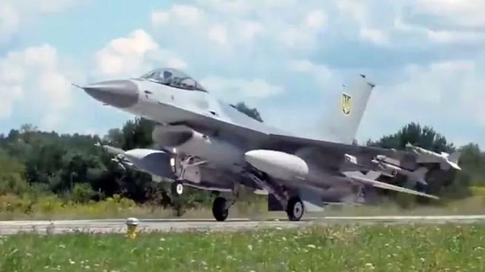 Khi tiếp nhận những chiếc F-16 đầu tiên từ các đồng minh phương Tây năm 2023, Ukraine kỳ vọng dòng tiêm kích có giá 30-35 triệu USD mỗi chiếc sẽ góp phần thay đổi cục diện chiến trường.