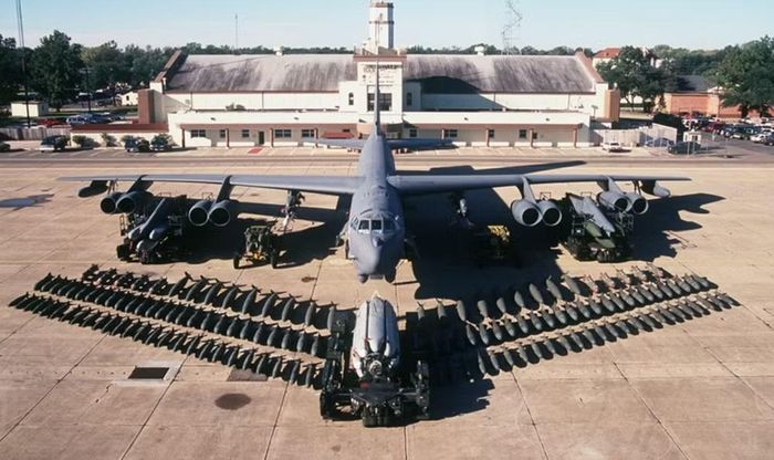 B-52D có thể đạt tốc độ tối đa khoảng 638 mph, tương đương hơn 1.000 km/h, trần bay khoảng 15.000 m và mang hơn 27 tấn vũ khí theo thông số của Không quân Mỹ.