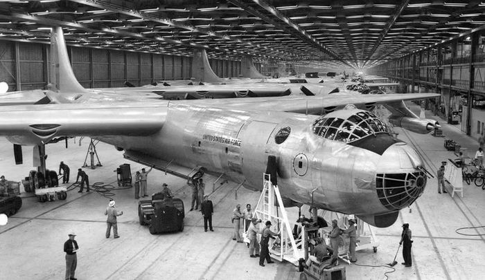 B-52 cũng mang lại một lợi thế quan trọng về khả năng phát triển lâu dài so với B-36. Thiết kế phản lực cho phép Không quân Mỹ tiếp tục cải tiến máy bay khi công nghệ động cơ, điện tử và vũ khí thay đổi.
