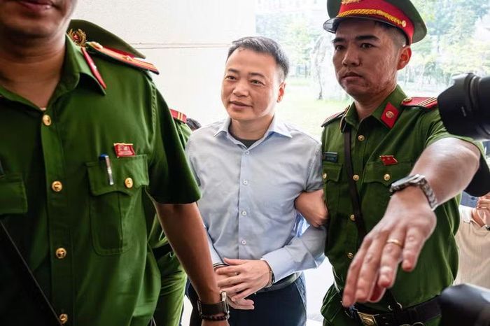 Bị cáo Nguyễn Hoà Bình (tức Shark Bình) bị đưa ra xét xử về tội "Rửa tiền".