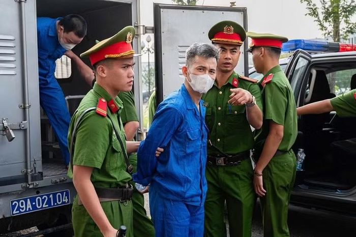 Trong số 188 bị cáo của vụ án, chỉ hơn 50 bị cáo bị dẫn giải tới Toà án nhân dân TP Hà Nội.