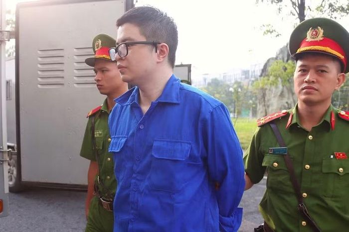 "Ông trùm" lừa đảo Phó Đức Nam (tức Mr Pips) bị dẫn giải tới phiên toà.
