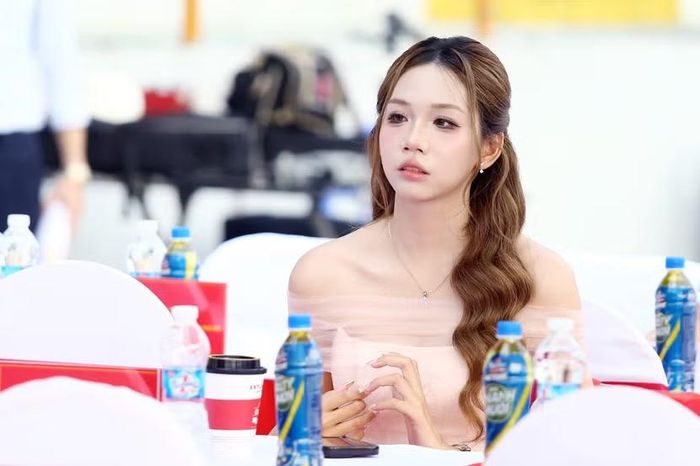 Nguyễn Trần Hà Linh (18 tuổi) - Hoa hậu Văn hóa Việt Nam 2026 xúc động sống lại những cảm xúc của 2 năm trước khi cô đứng cầm biển đại diện cho trường THPT Khoa học Giáo dục.