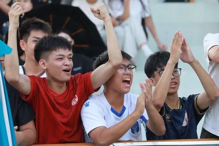 Niềm vui, sự tiếc nuối và những cảm xúc chân thật đã làm nên sức hấp dẫn rất riêng của bóng đá học sinh.