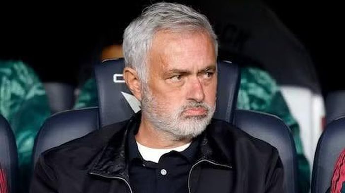 Mourinho không chỉ ăn mừng, ông còn biết cách khuấy động El Clasico theo cách đặc biệt (Ảnh: AS) 