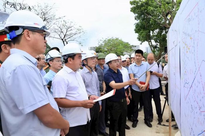 Ủy viên Bộ Chính trị, Bí thư Thành ủy Hà Nội Trần Đức Thắng và Phó Bí thư Thường trực Thành ủy Hà Nội Nguyễn Trọng Đông kiểm tra tiến độ thi công hồ điều hòa Phú Đô.