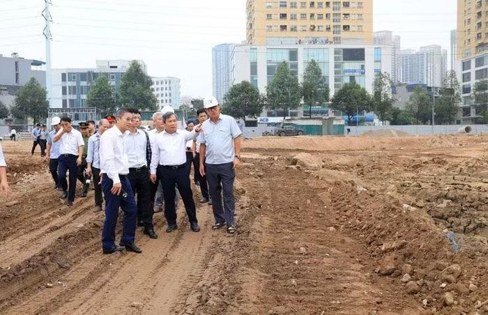 Ủy viên Trung ương Đảng, Chủ tịch UBND TP Hà Nội Vũ Đại Thắng kiểm tra tiến độ tại công trường thi công Dự án đầu tư xây dựng hồ đầu mối Mễ Trì.