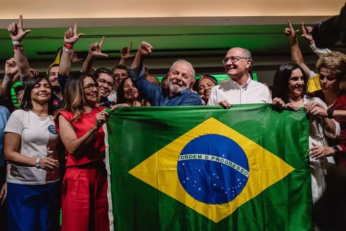 Đây là nhiệm kỳ thứ 4 của Lula. Ông đã cầm quyền 2 nhiệm kỳ 2003-2010 và 2023-2026, và giờ là 2027-2030. Ông là người Brazil đầu tiên giành chiến thắng 4 cuộc bầu cử tổng thống bằng phiếu trực tiếp vào 2002, 2006, 2022 và 2026