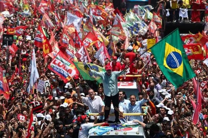 Đây là lần đầu tiên kể từ khi Brazil khôi phục nền dân chủ, một ứng viên thua ở vòng một nhưng lại giành chiến thắng ở vòng hai