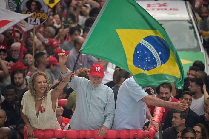 Người dân vui mừng trên đường phố Sao Paulo, nơi ông Lula theo dõi quá trình kiểm phiếu