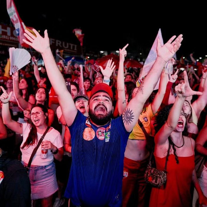Theo số liệu chính thức của Tòa án Bầu cử tối cao Brazil, ông Lula đạt 51,78% số phiếu, ông Flavio Bolsonaro, Thượng nghị sĩ cánh hữu, đạt 48,22%