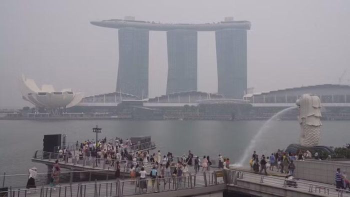 Ô nhiễm khói mù nghiêm trọng từ các đám cháy rừng ở Indonesia ảnh hưởng sang tới Singapore và Malaysia.