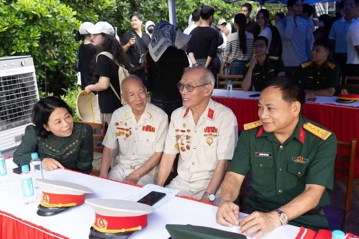 Đại diện nhà sản xuất - bà Vũ Thị Bích Liên - trao đổi cùng các bác cựu chiến sĩ đặc công Rừng Sác