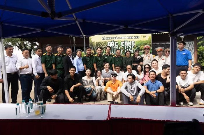 Bộ phim nhận được nhiều sự hỗ trợ của Bộ Tư lệnh TPHCM - Quân khu 7