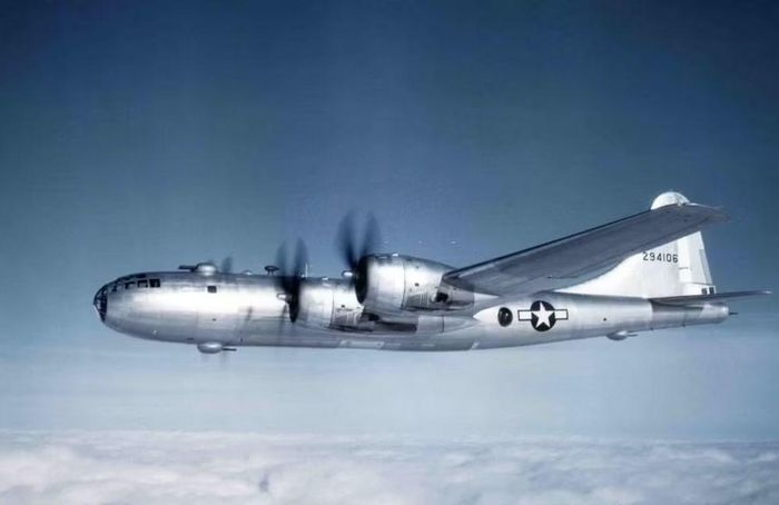 Chiếc máy bay do Đại tá Paul Tibbets chỉ huy, mang theo quả bom nguyên tử uranium mang mật danh Little Boy. Đây là vũ khí hạt nhân đầu tiên được sử dụng trong chiến tranh.