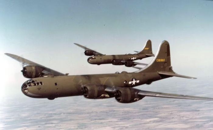 Ba ngày sau, một chiếc B-29 khác là Bockscar tiếp tục mang bom nguyên tử Fat Man tới Nagasaki.