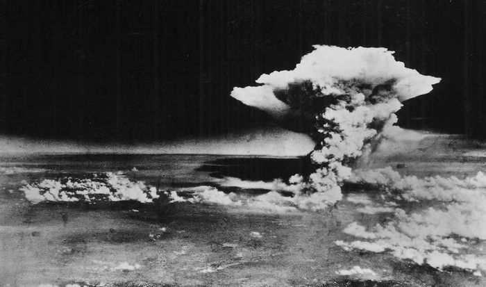 Hậu quả đối với Hiroshima đặc biệt nghiêm trọng. Nhiều khu vực của thành phố bị phá hủy, hàng chục nghìn người thiệt mạng ngay trong vụ nổ và những giờ tiếp theo.