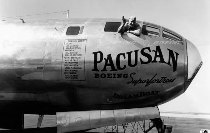 Với B-29, nhiệm vụ Hiroshima đánh dấu một bước ngoặt đặc biệt. Từ một oanh tạc cơ được chế tạo để đưa bom thông thường tới Nhật Bản, “Superfortress” trở thành phương tiện đầu tiên mang vũ khí hạt nhân sử dụng trong chiến tranh.
