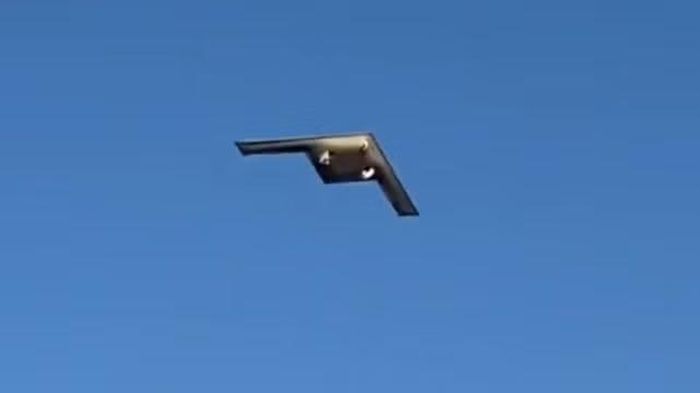 Nhưng rõ ràng B-21 Raider là ứng viên sáng giá nhất, nó tỏ ra có nhiều ưu thế hơn hẳn khi đặt cạnh chiếc B-2 Spirit - phương án cũng từng được nhắc tới để bổ sung chức năng tiêm kích.