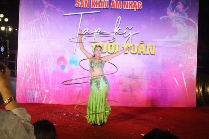 tiết mục “Lắc vòng nghệ thuật” của nghệ sĩ Khánh Ngọc khiến nhiều khán giả trầm trồ với những động tác uyển chuyển, thể hiện sự khéo léo và khả năng kiểm soát cơ thể