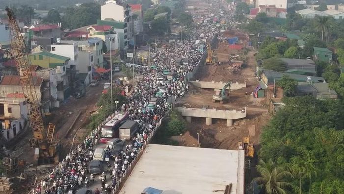 Rào chắn, thi công mở rộng quốc lộ 6 đoạn qua cầu Mai Lĩnh