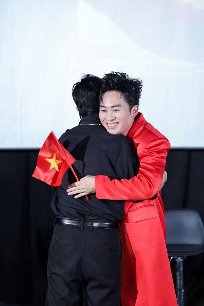 Tùng Dương và nhạc sĩ Nguyễn Văn Chung tìm thấy sự đồng điệu trong âm nhạc, từ đó vun đắp tình bạn sau dịp gặp gỡ tại chương trình nghệ thuật dịp Đại lễ A80