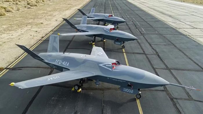 Spirit Defense có thế mạnh về vật liệu composite tiên tiến và kết cấu máy bay lai, kết hợp khung kim loại với lớp vỏ composite. Công ty từng tham gia nhiều chương trình hàng không quân sự, trong đó có máy bay ném bom chiến lược B-21 Raider.