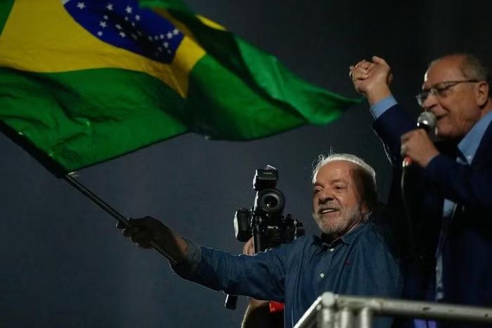 Tổng thống Brazil Luiz Inacio Lula da Silva (trái) cùng ứng viên Phó tổng thống Geraldo Alckmin tuyên bố chiến thắng ngày 25-10. Ảnh: AP