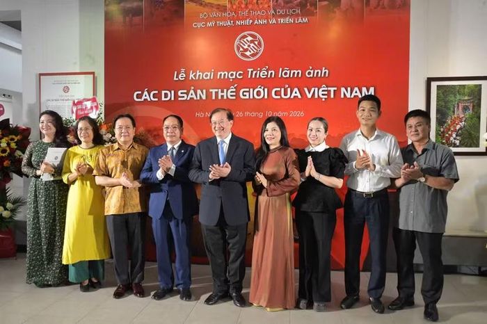 Các đại biểu tham dự triển lãm ảnh "Các di sản thế giới của Việt Nam"