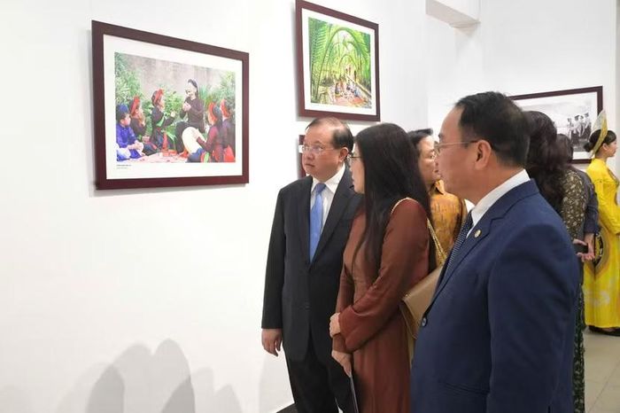 Các đại biểu tham quan triển lãm