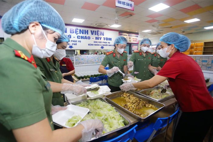 Sự phối hợp ăn ý giữa lực lượng Công an cơ sở và đội ngũ nhân viên nhà bếp để mang lại bữa ăn trọn vẹn nghĩa tình