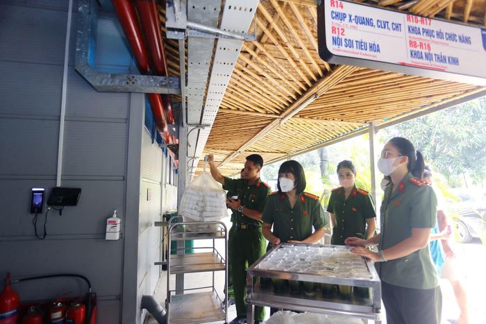 Xe cơm nghĩa tình lăn bánh qua từng hành lang, mang hơi ấm tình người gõ cửa từng phòng bệnh