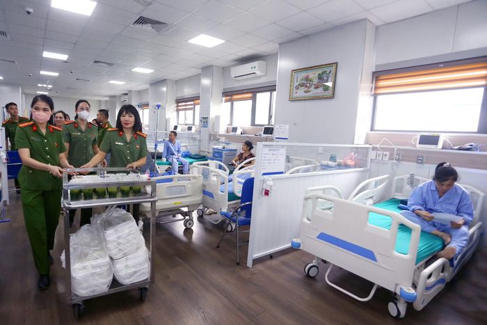 Cẩn trọng đẩy từng chuyến xe cơm đến tận giường bệnh, các chiến sĩ Công an phường Hoàng Mai mong muốn sẻ chia phần nào nhọc nhằn với người bệnh