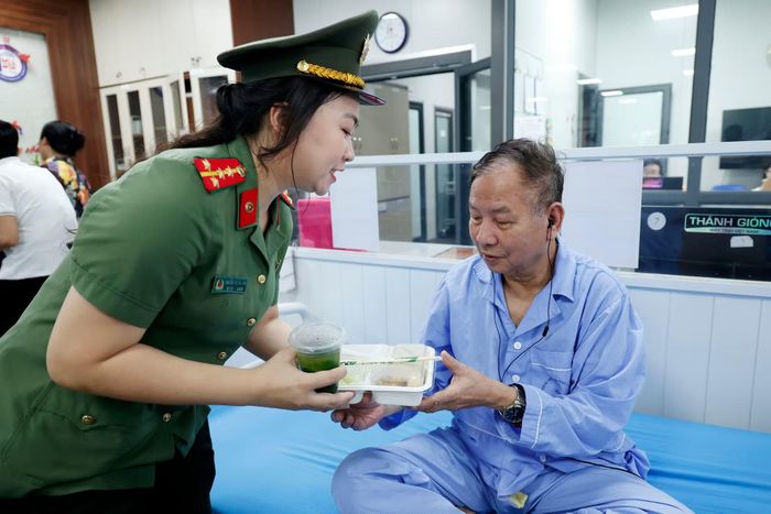 Hình ảnh những chiến sĩ Công an cơ sở tận tụy, gần gũi sẽ còn lắng lại mãi, trở thành điểm tựa tinh thần tiếp thêm nghị lực cho người bệnh