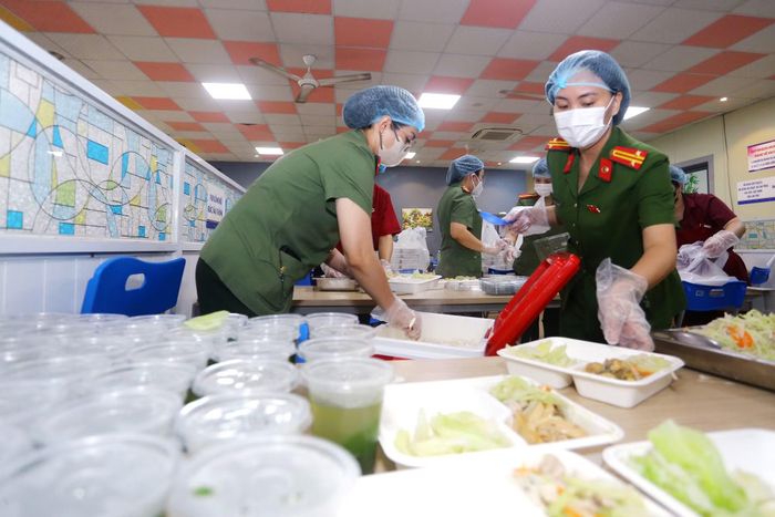 Cẩn trọng trong từng khâu, bởi với các chiến sĩ, mỗi suất cơm trao đi là một mệnh lệnh từ trái tim