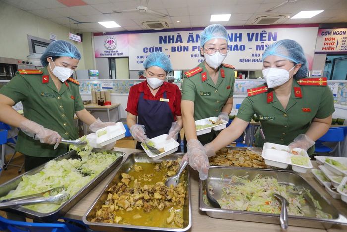 Từng suất ăn đều được cán bộ, chiến sĩ cẩn thận chuẩn bị, bảo đảm dinh dưỡng và an toàn thực phẩm theo đúng phác đồ điều trị của bệnh nhân