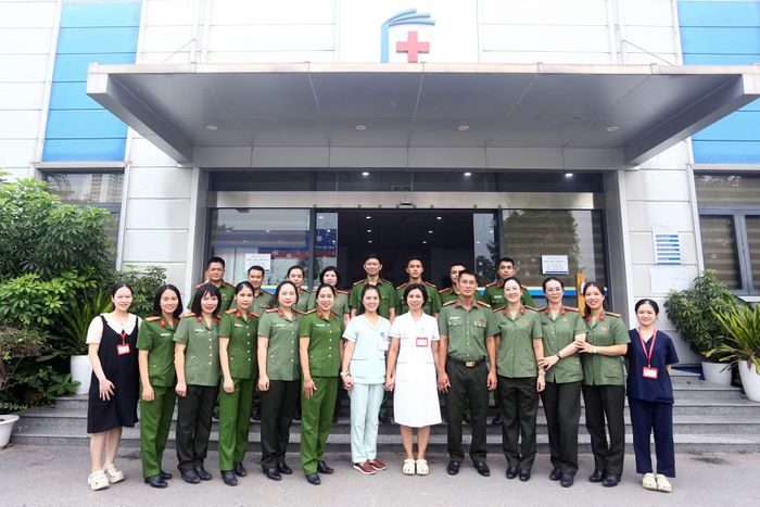 Đoàn công tác Công an phường Hoàng Mai chụp ảnh lưu niệm cùng các y bác sĩ Bệnh viện Đại học Y Hà Nội, ghi dấu sự phối hợp chặt chẽ vì công tác an sinh xã hội
