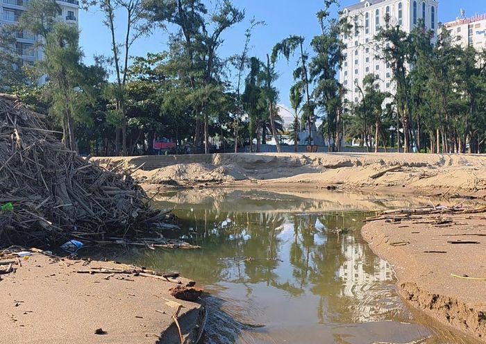 Cống thoát nước chảy ra bãi biển Sầm Sơn, trên đường Hồ Xuân Hương. Ảnh: Nguyễn Chung.
