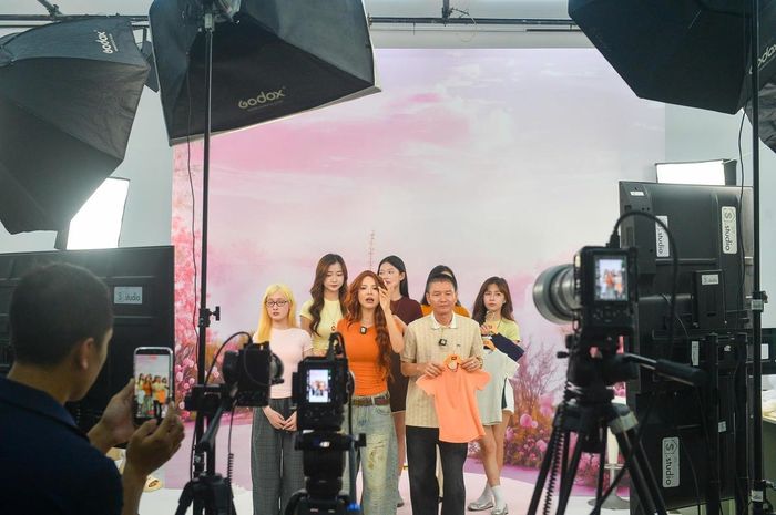 Doanh nghiệp livestream bán hàng nhằm khai thác tối đa thị trường nội địa. Ảnh: H.H.