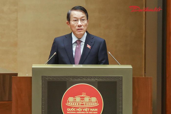 Bộ trưởng Lương Tam Quang trình bày tờ trình. Ảnh: Quang Vinh