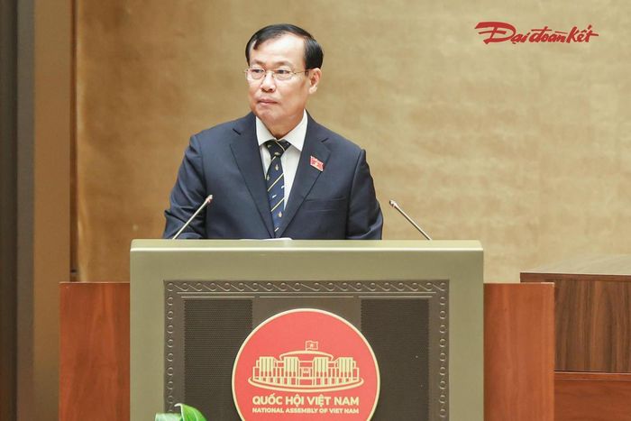 Chủ nhiệm Ủy ban Quốc phòng, An ninh và Đối ngoại Lê Tấn Tới trình bày báo cáo tóm tắt thẩm tra dự án Luật