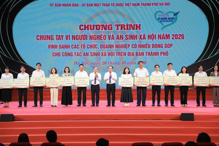 Lãnh đạo thành phố Hà Nội trao hỗ trợ sinh kế thông qua đại diện Ủy ban MTTQ Việt Nam xã, phường có hộ cận nghèo, hộ có hoàn cảnh đặc biệt khó khăn trên địa bàn thành phố. Ảnh: PV