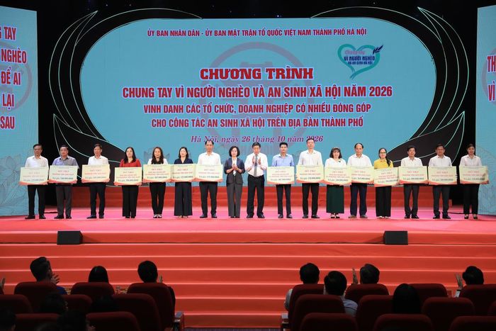 Lãnh đạo thành phố Hà Nội trao hỗ trợ sinh kế thông qua đại diện Ủy ban Mặt trận Tổ quốc Việt Nam xã, phường có hộ cận nghèo, hộ có hoàn cảnh đặc biệt khó khăn trên địa bàn thành phố. Ảnh: PV